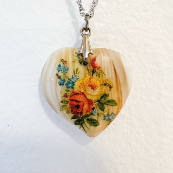 Vintage Floral Heart Striped Stone Heart Pendant Necklace Neutral Silver - Picture 2 of 3